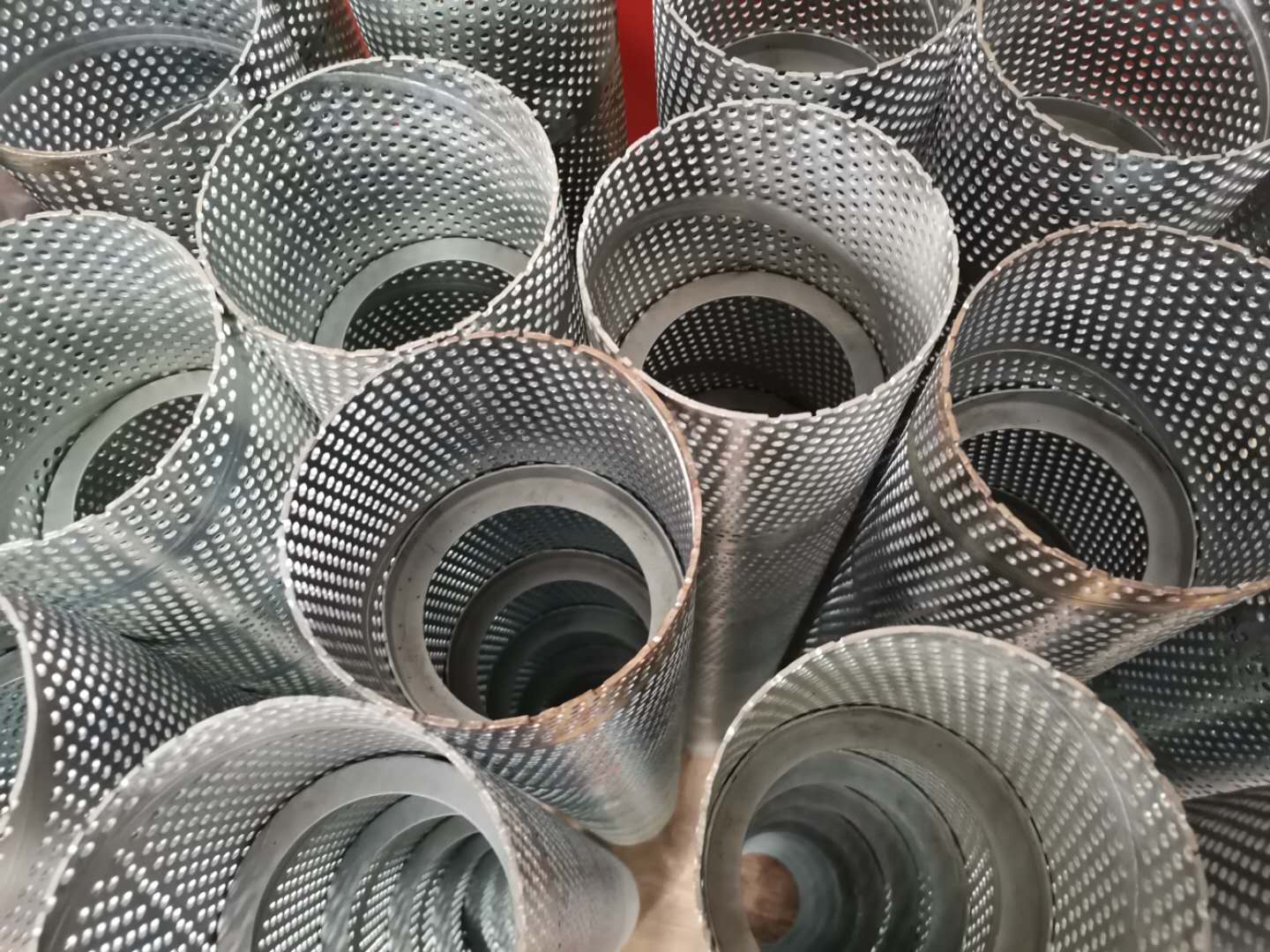 不銹鋼沖孔螺旋焊接管沖孔濾芯。